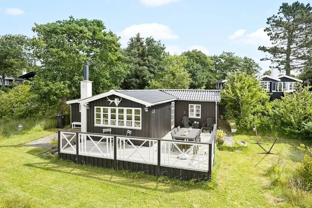 Træsommerhus med frit udsyn til Sebbersund fjord
