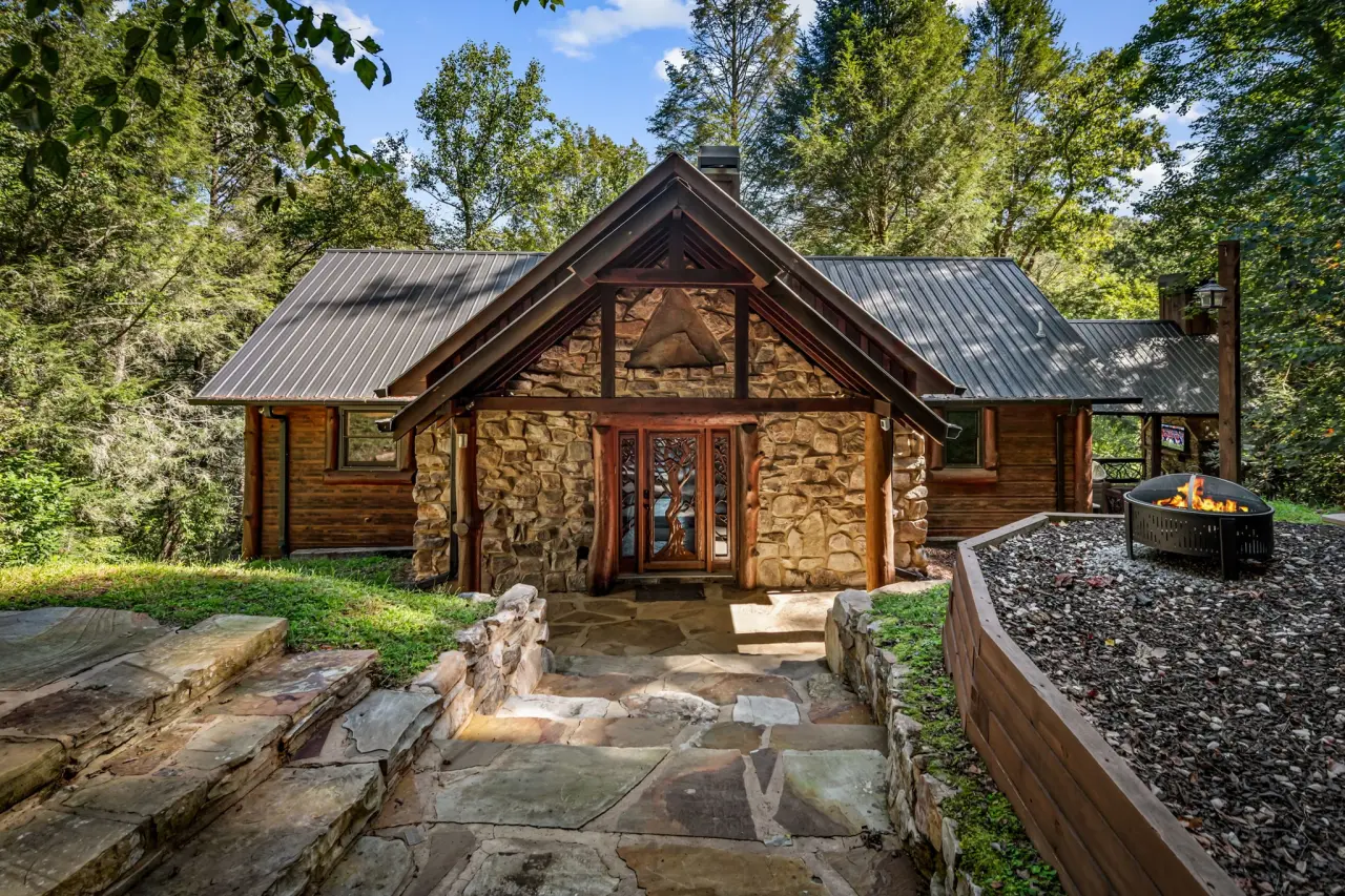 Cabin ∙ 4 Bedrooms ∙ 10 Guests - Blue Ridge, GA