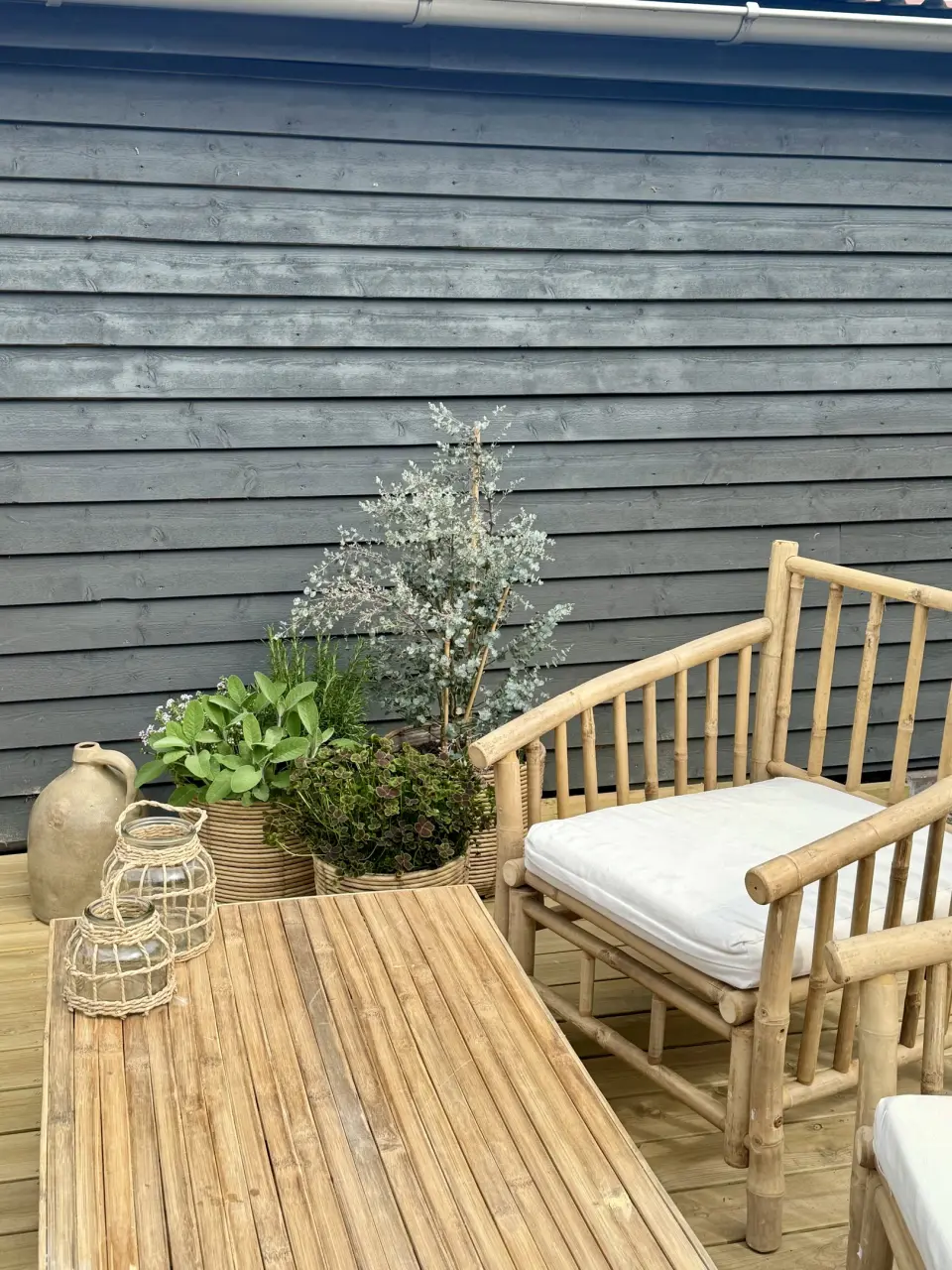 Nyrenoveret sommerhus med havudsigt nær strand
