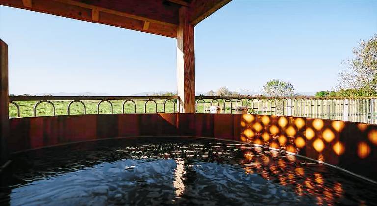 Nice lodge with hot tub & patio | Pets are welcome — photo 4