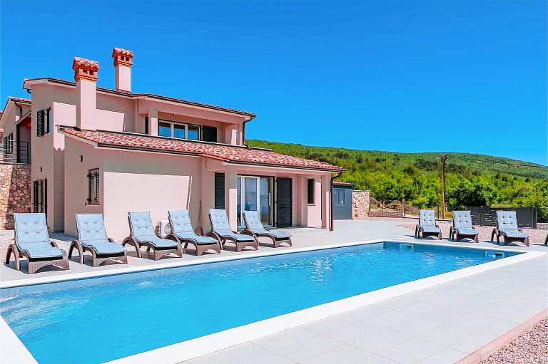 Villa with pool, barbecue & terrace | Water view — photo 3