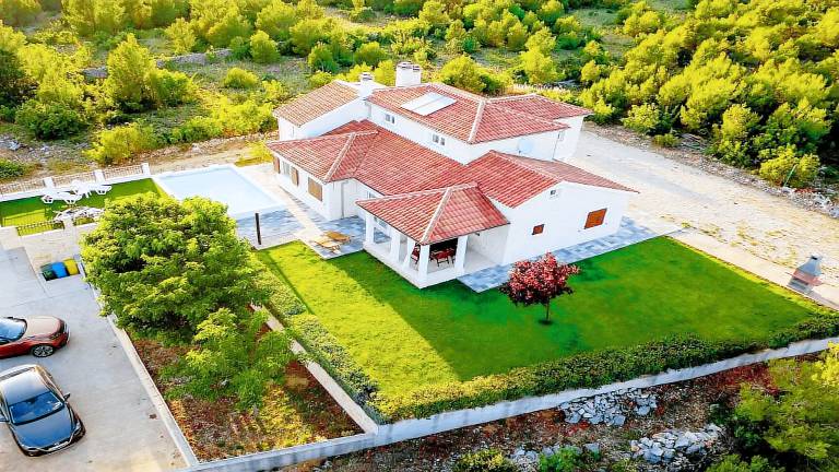 Villa with garden, BBQ & patio — photo 5