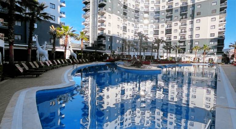 Apartment with private pool, yard & terrace in Alanya