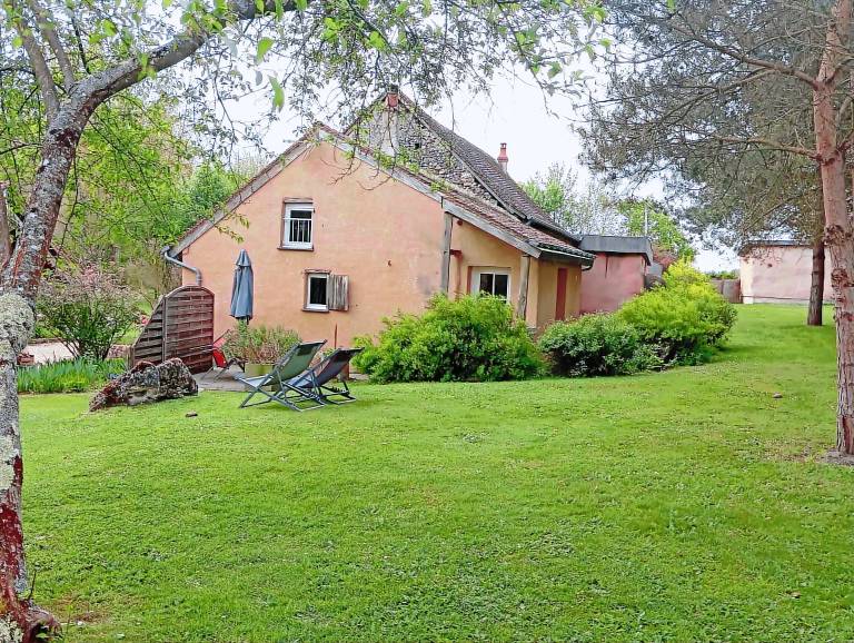 Family-friendly wonderful gite with pool, grill & yard | River view | Pets are welcome — photo 2