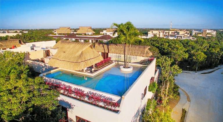 Serviced apartment with pool, yard & patio — photo 3