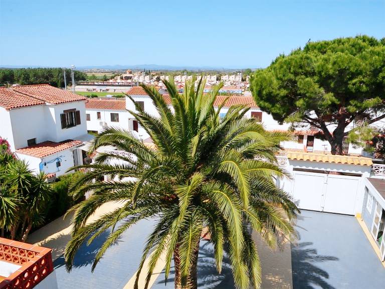 Charming Townhouse with BBQ, Terrace, and Wi-Fi in L'Escala, 800m from Beach — photo 3