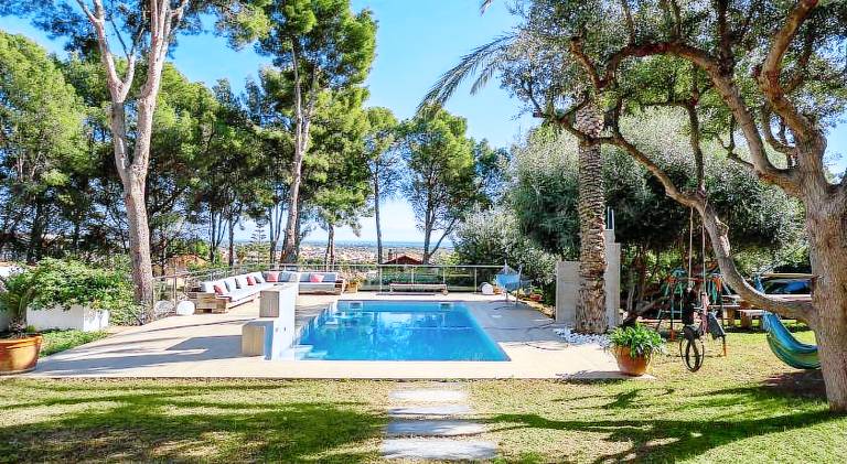 Rental apartment with terrace, garden & pool in Castelldefels