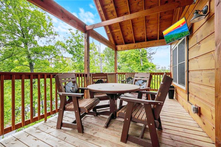 Great Location! Heart of Pigeon Forge. Dog Friendly, Hot tub, Pool Table! — photo 2