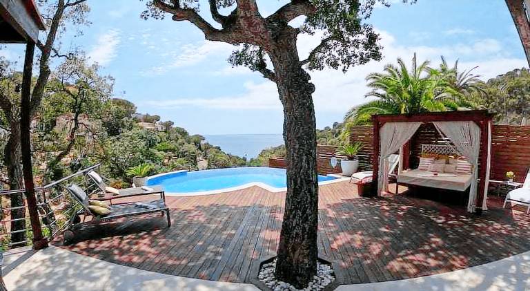 Fully equipped villa with yard, BBQ & pool | Next to the beach | Pet-friendly in Tossa de Mar