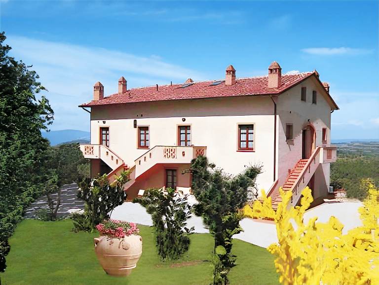 Rental apartment with yard, terrace & grill in Montepulciano