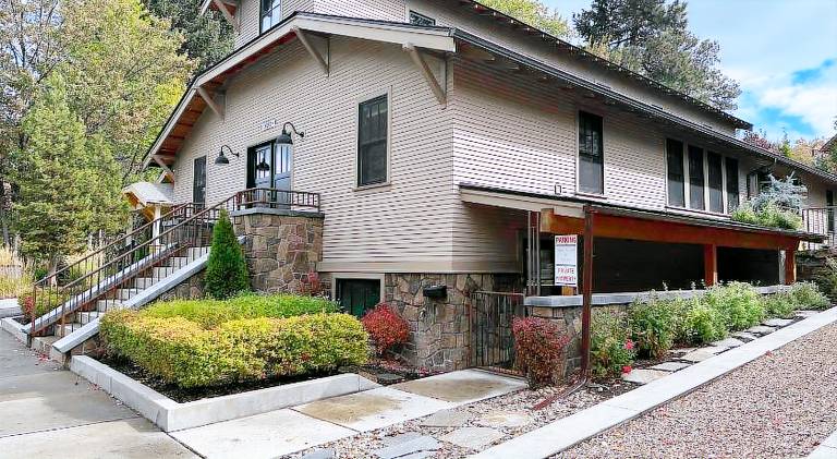 Vacation home with hot tub, barbeque & garden in Bend, OR