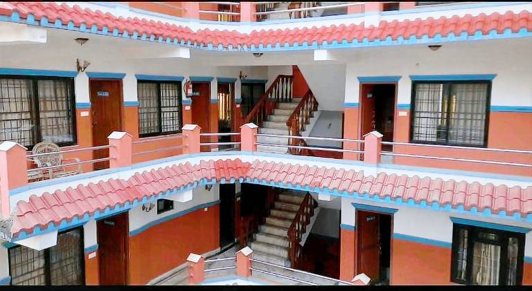 Lake and yeti hotel — photo 3