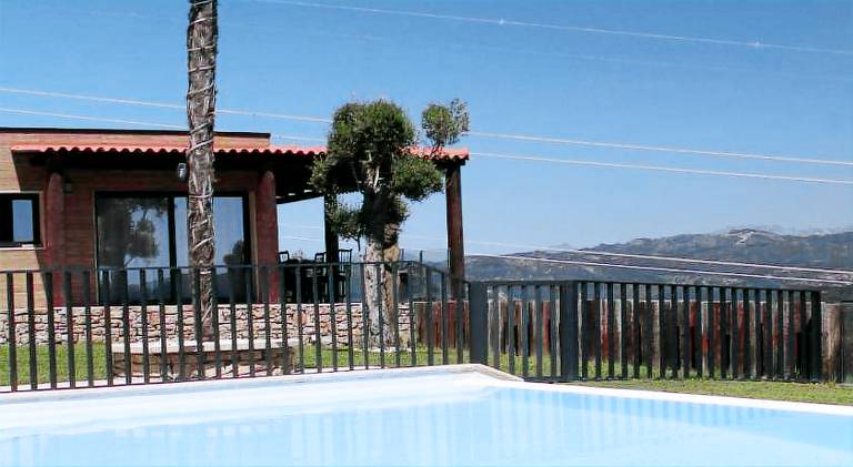 House with patio, jacuzzi & private pool in Braga