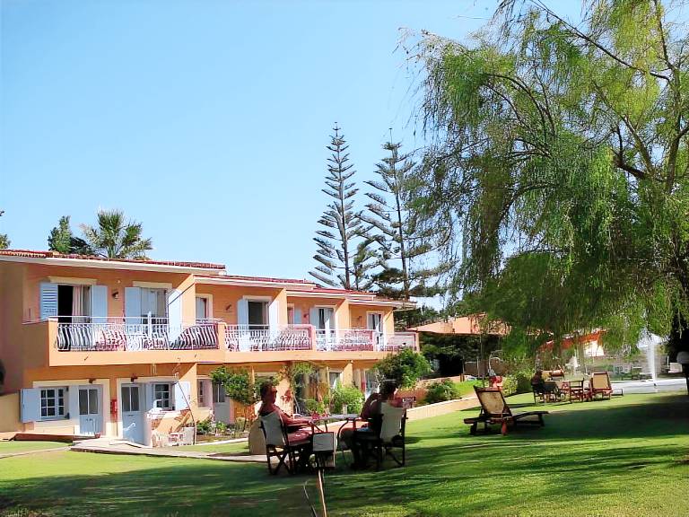 Charming holiday apartment with barbeque, patio & garden | Next to the beach | Pets are welcome in Kefalonia