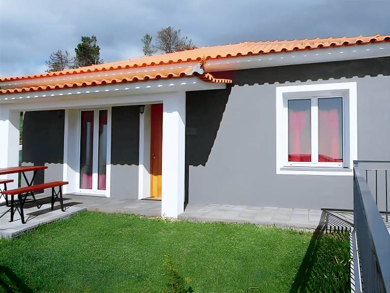 Lovely vacation home with yard, barbecue & pool | Pet-friendly in Calheta