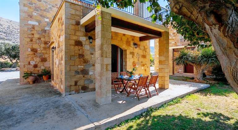 Villa with terrace & yard — photo 5