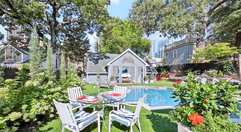 Vacation home with pool & sauna | Close to Bank of America Plaza — photo 5