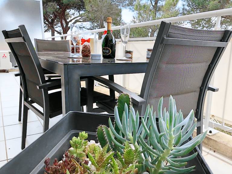 Rental apartment with patio, pool & yard — photo 5