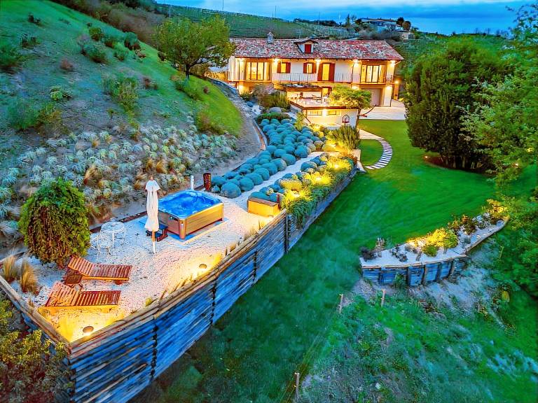 Modernes Landhaus mit Whirlpool inmitten von Weinbergen
