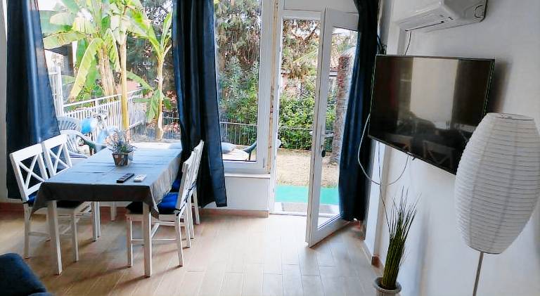 Holiday apartment with yard & terrace — photo 2