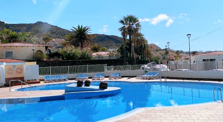 Vacation home with pool — photo 5