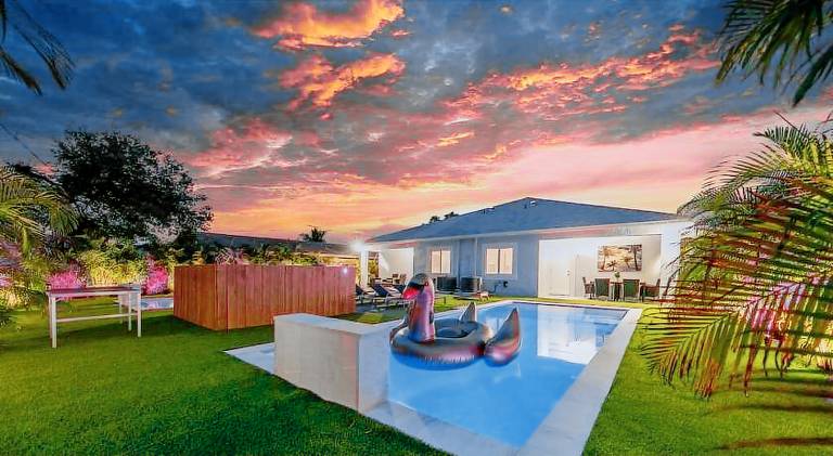 Villa with pool — photo 4