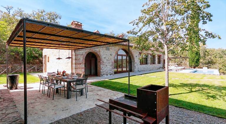 Villa with pool — photo 4