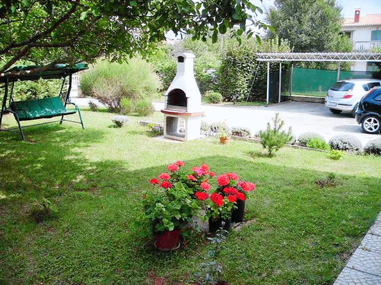 Holiday apartment with barbecue, garden & patio — photo 2