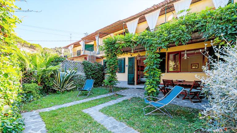 Holiday apartment with garden — photo 3