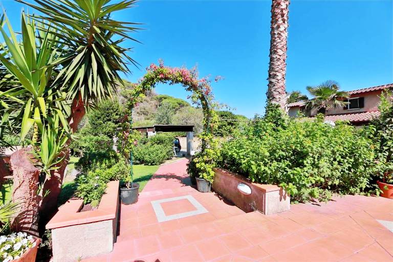 Villa with yard — photo 2