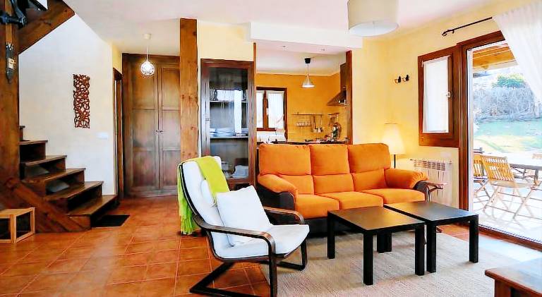 Fully equipped spacious vacation home with patio, BBQ & yard | Good for workation | Dogs allowed — photo 3