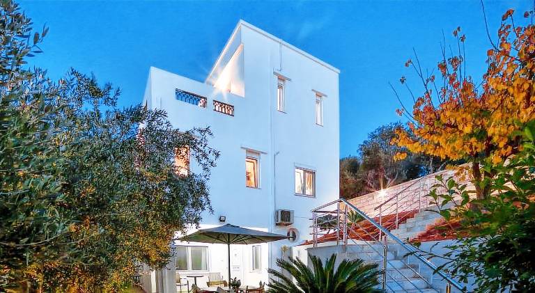 Villa with patio & yard — photo 5