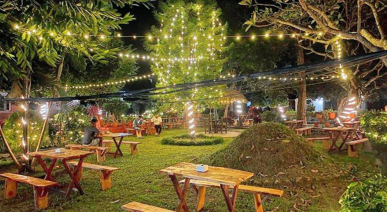 Hotel Tharu Garden And Beer Bar in Sauraha