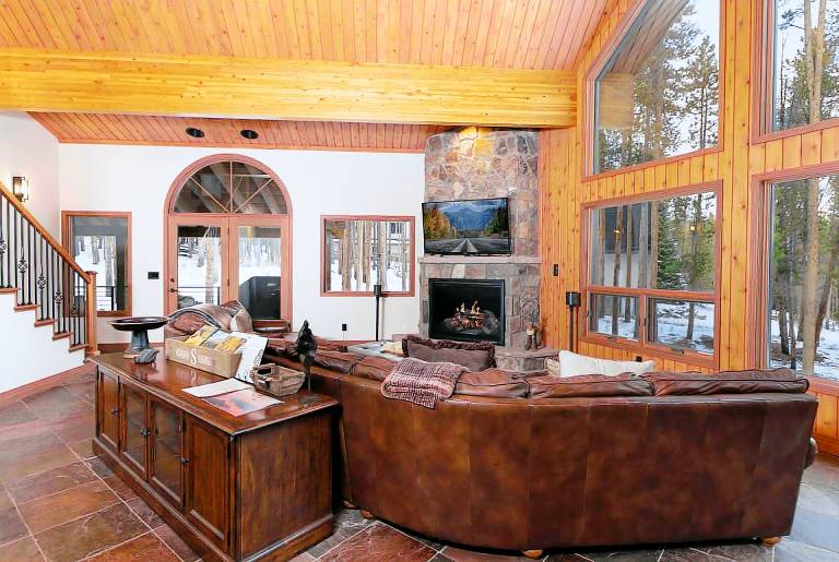 Trailside Lodge: Ski-in/Ski-out! Private Hot Tub, Pool Table, Gas Grill — photo 4