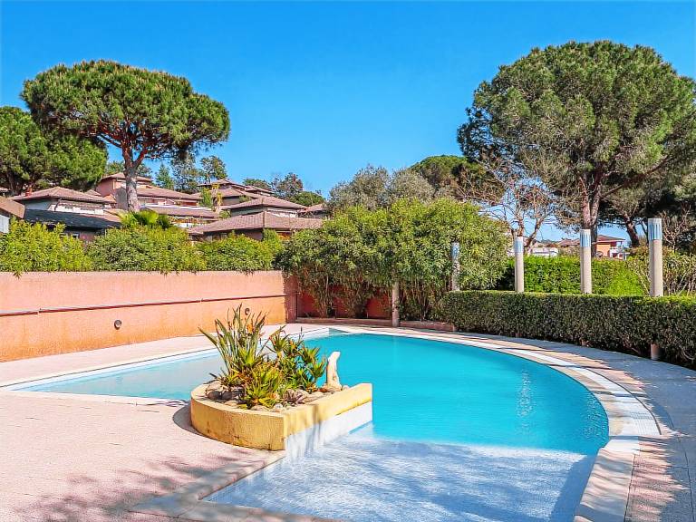 Apartment with pool, patio & garden — photo 4