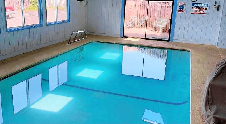 Lodge with patio, pool & hot tub — photo 5