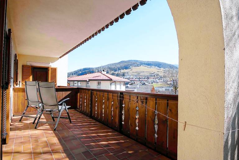 Comfortable Apartment 3 "Zur Sonne" with Mountain View, Garden & Wi-Fi in Villandro