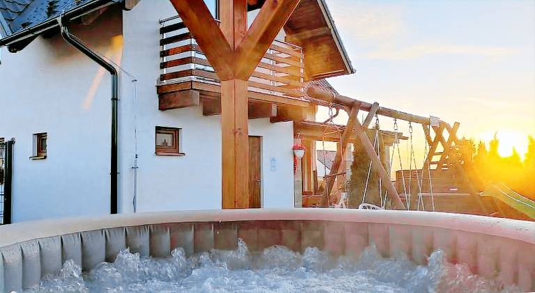 Lodge with terrace, barbecue & hot tub | Good for workation — photo 3