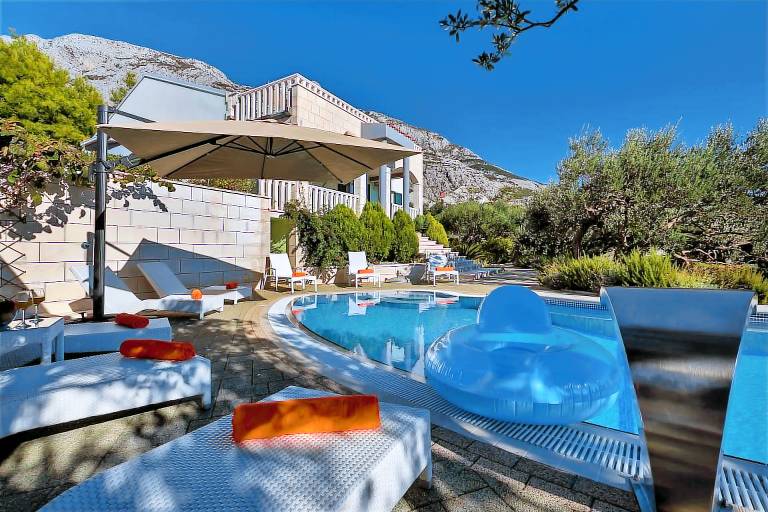 Villa with pool, barbecue & patio — photo 5