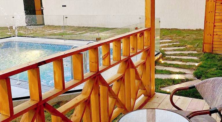 Lodge with private pool, patio & garden | Pets allowed — photo 4