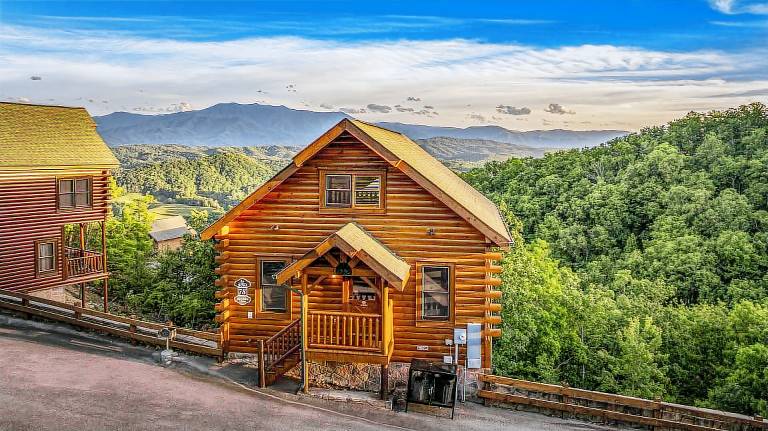 Family-friendly nice cabin with pool, barbeque & hot tub | Mountain view | Pet-friendly — photo 2