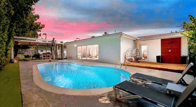 Vacation home with pool | Pet-friendly in Aventura, FL
