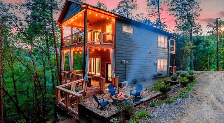 Chalet with pool & hot tub — photo 4
