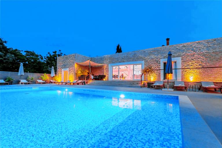 Villa with patio, grill & pool — photo 2