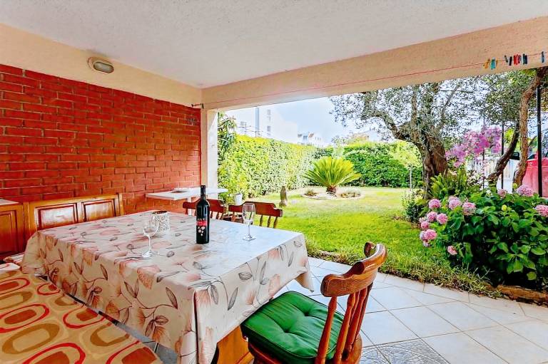 Holiday apartment with barbeque, patio & garden — photo 4