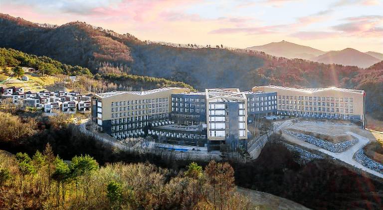 Ramada Hotel & Suites by Wyndham Gangwon Pyeongchang in Pyeongchang