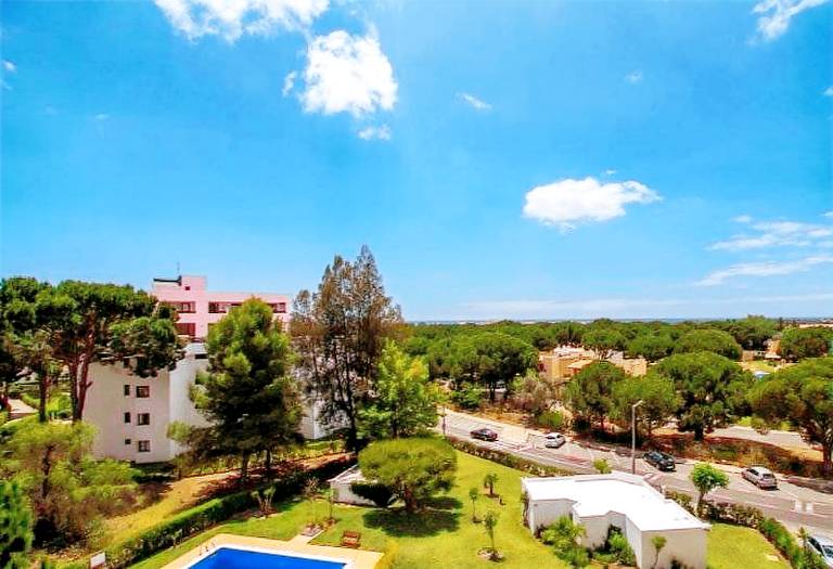 Cozy Apartment with Balcony, Sea Views, Pool & Airco! — photo 3