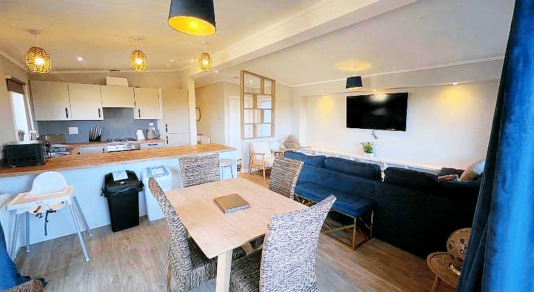 Beautiful chalet with jacuzzi & pool | Pets allowed — photo 2