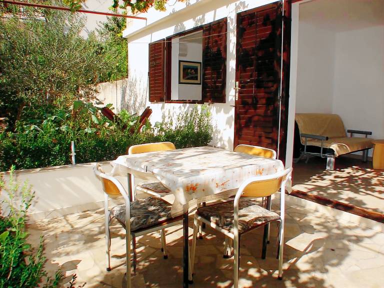 Holiday apartment with patio & BBQ — photo 5
