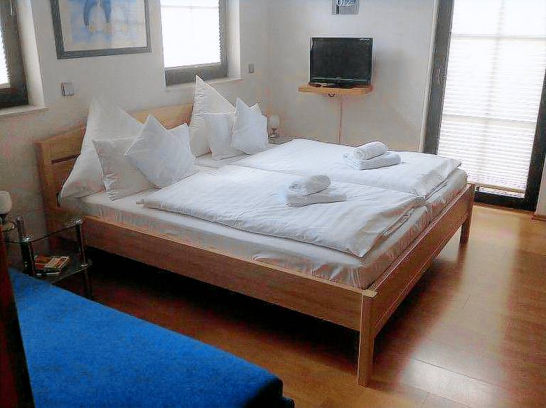 Holiday apartment with patio & yard — photo 3